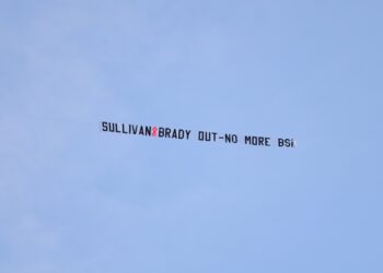 Γουέστ Χαμ: Οι οπαδοί έκραξαν τη διοίκηση με πανό σε αεροπλάνο