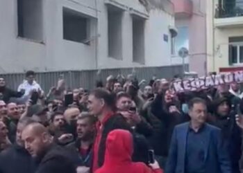 Ολυμπιακός: Περίπου 300 άτομα έξω από το ξενοδοχείο αποθέωσαν τον Γιώργο Μπαρτζώκα