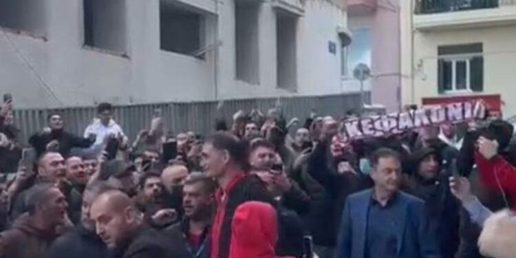 Ολυμπιακός: Περίπου 300 άτομα έξω από το ξενοδοχείο αποθέωσαν τον Γιώργο Μπαρτζώκα