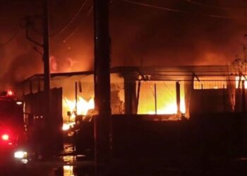 Βίντεο από τη μεγάλη φωτιά σε αποθήκες στα Σπάτα