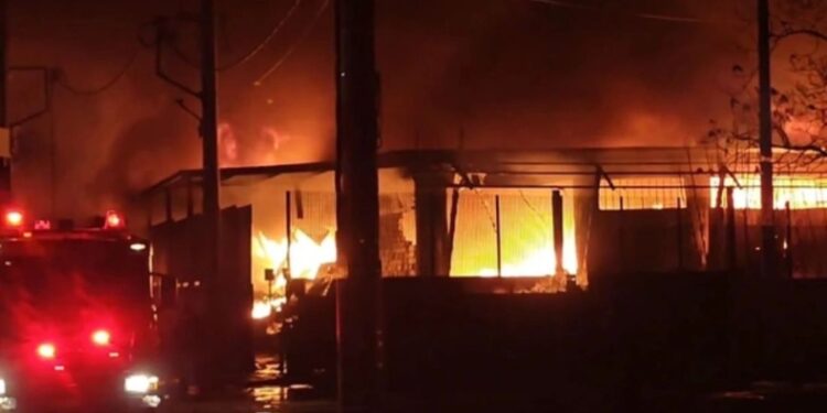 Βίντεο από τη μεγάλη φωτιά σε αποθήκες στα Σπάτα