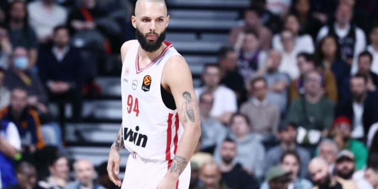 Ολυμπιακός: Βότσαλα στον Σηκουάνα