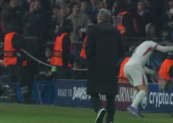 Τσέλσι: Ο Πέδρο Νέτο έσπρωξε και έριξε ball boy, απολογήθηκε μετά το ματς (vid)