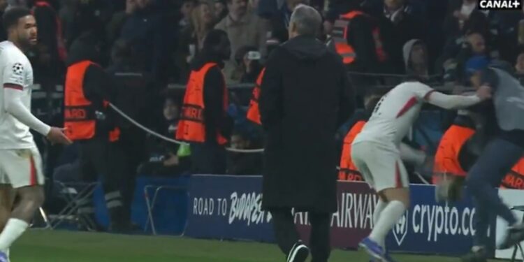 Τσέλσι: Ο Πέδρο Νέτο έσπρωξε και έριξε ball boy, απολογήθηκε μετά το ματς (vid)