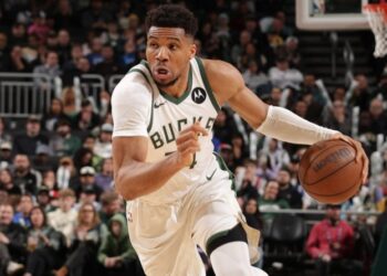 Αντετοκούνμπο: Off κόντρα στους Χοκς