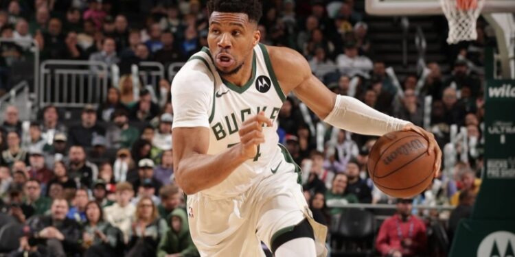 Αντετοκούνμπο: Off κόντρα στους Χοκς