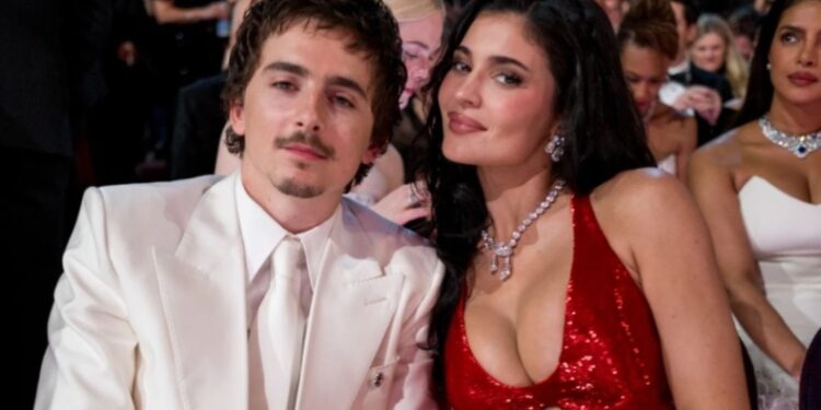 Oscars 2026: Η αμήχανη συνάντηση της Κάιλι Τζένερ με την αδερφή του Τιμοτέ Σαλαμέ