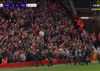 Λανγκ: Έκοψε το δάχτυλό του πέφτοντας στη διαφημιστική πινακίδα! (vid)