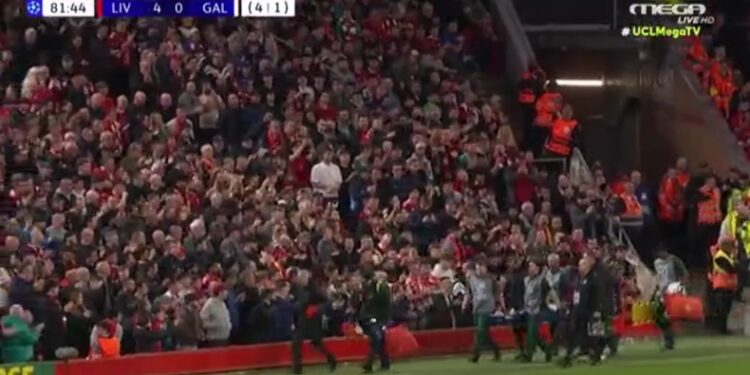 Λανγκ: Έκοψε το δάχτυλό του πέφτοντας στη διαφημιστική πινακίδα! (vid)