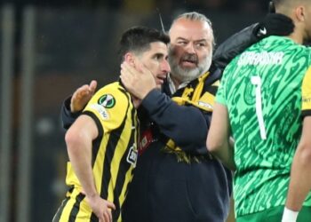 Ο Ηλιόπουλος εμψύχωσε τους παίκτες της ΑΕΚ στο ημίχρονο: «Παλέψτε για την πρόκριση»