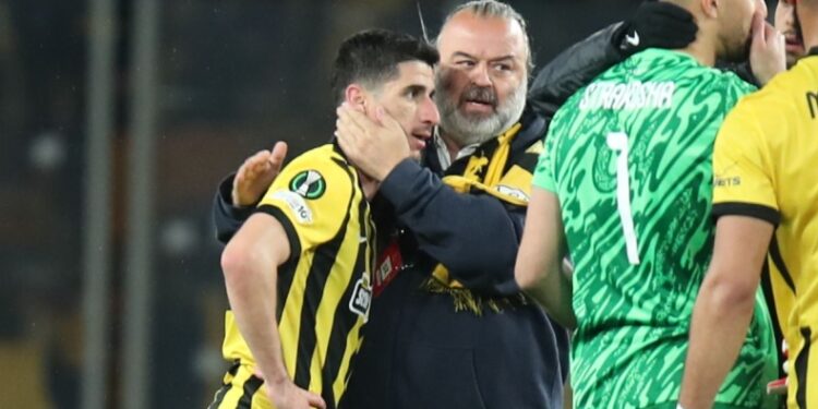 Ο Ηλιόπουλος εμψύχωσε τους παίκτες της ΑΕΚ στο ημίχρονο: «Παλέψτε για την πρόκριση»