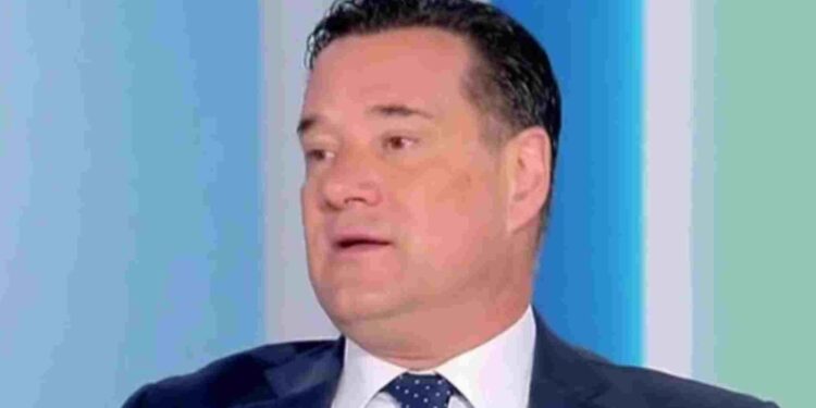 Ο Άδωνις Γεωργιάδης απαντά για τα «κρακεράκια»: «Καθόμασταν εκεί 1,5 ώρα, μου ήρθε μια λιγούρα»