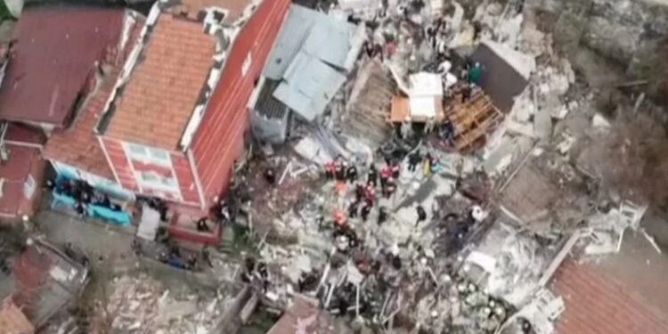 Κωνσταντινούπολη: Κατάρρευση δύο κτιρίων – Φόβοι για εγκλωβισμένους στα συντρίμμια (vid)