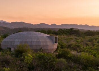 Τι σχεδιάζουν στην έρημο τόσοι θρυλικοί αρχιτέκτονες μαζί;