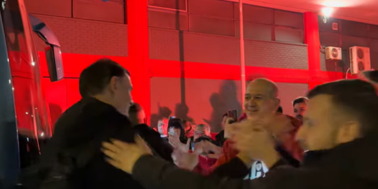 Ολυμπιακός: «Ερυθρόλευκη» αποθέωση στο ΣΕΦ από φιλάθλους και Γιώργο Αγγελόπουλο