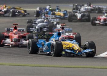 Σαν Σήμερα: Η επική μάχη των Αλόνσο και Σουμάχερ στην έρημο (vid)