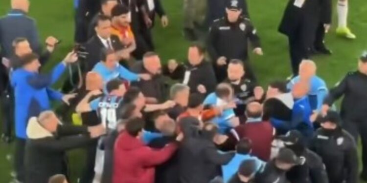 Εικόνες χάους στην Τουρκία μετά τη λήξη του Τράμπζονσπορ