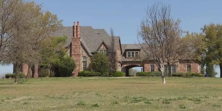 Βανδαλίστηκε έπαυλη 4,8 εκατ. ευρώ στο Τέξας: Πάρτι 7 ατόμων μετατράπηκε σε εισβολή 800 εφήβων (vid)