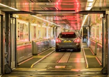 «Οδηγώντας» στη Σήραγγα της Μάγχης: Πώς είναι η εμπειρία στο μεγαλύτερο υποθαλάσσιο τούνελ της Ευρώπης (vid)