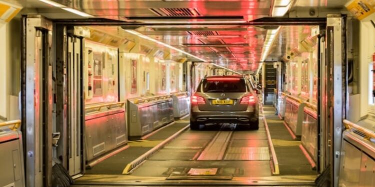 «Οδηγώντας» στη Σήραγγα της Μάγχης: Πώς είναι η εμπειρία στο μεγαλύτερο υποθαλάσσιο τούνελ της Ευρώπης (vid)