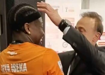 ΟΦΗ: Κόντης και Ισέκα αγκαλιάστηκαν θερμά «ωραίο μαλλί»