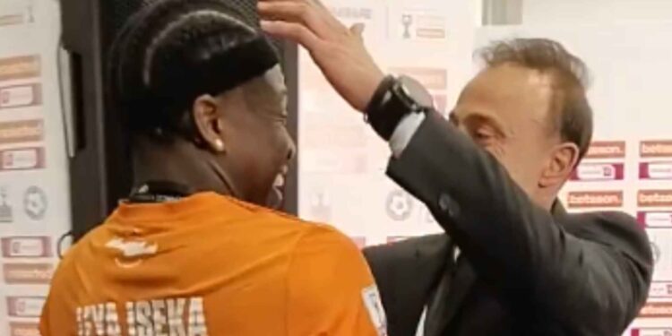 ΟΦΗ: Κόντης και Ισέκα αγκαλιάστηκαν θερμά «ωραίο μαλλί»