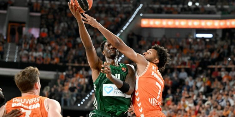 Βαλένθια -107: Με τρομερό buzzer beater του Χέιζ Ντέιβις ο Παναθηναϊκός αγκάλιασε το Final Four
