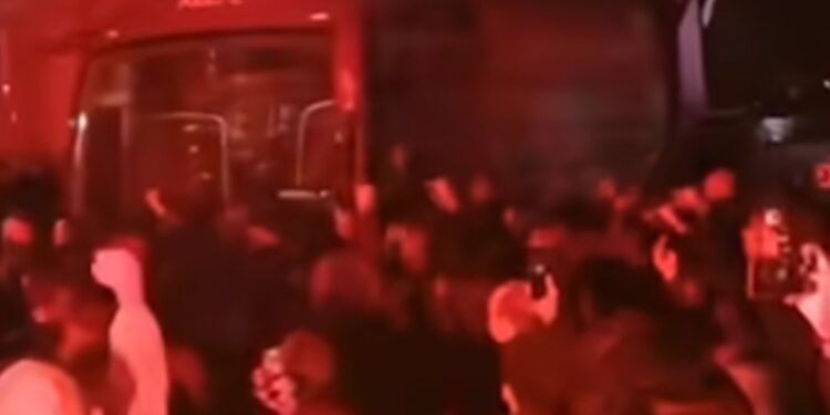 ΑΕΛ Novibet: Αποθεωτική υποδοχή και στήριξη των Λαρισαίων στην ομάδα