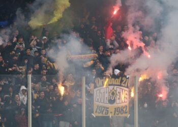 Οπαδοί της ΑΕΚ στο ξενοδοχείο μετά τη Λεωφόρο: «Νάτοι, νάτοι οι πρωταθλητές»