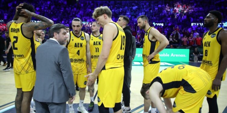 ΑΕΚ: Οπαδοί της Ένωσης πήγαν στο ξενοδοχείο της αποστολής κι έστειλαν μήνυμα στήριξης