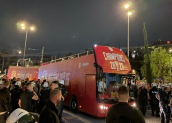 Ολυμπιακός: Αυτό είναι το ανοικτό πούλμαν που θα μεταφέρει τους «ερυθρόλευκους»