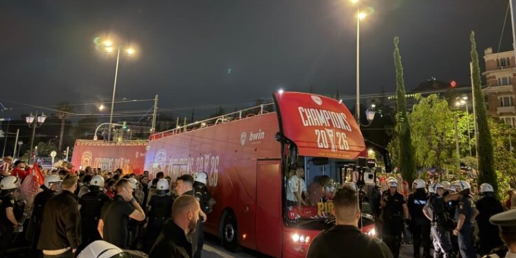 Ολυμπιακός: Αυτό είναι το ανοικτό πούλμαν που θα μεταφέρει τους «ερυθρόλευκους»