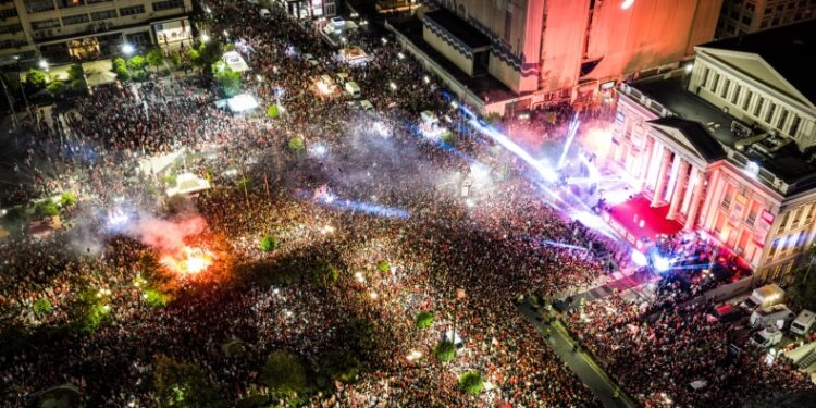 Ολυμπιακός: Εντυπωσιακά πλάνα από το «πάρτι» του κόσμου στον Πειραιά