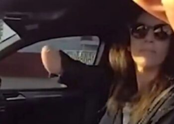Γυναίκα με κομμένο χέρι προσπαθεί να πείσει αστυνομικό ότι δεν κρατούσε κινητό ενώ οδηγούσε