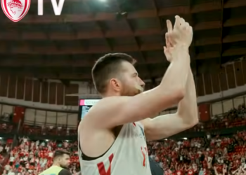 Ολυμπιακός: H εορταστική παρακάμερα από το Game 1 των ημιτελικών κόντρα στην ΑΕΚ
