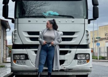 «Δεν υπάρχουν σταθερά ωράρια»: 26χρονη οδηγός φορτηγού αποκαλύπτει τη δύσκολη πραγματικότητα του επαγγέλματος