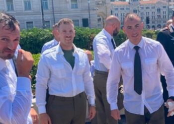 Δεν «μάσησαν»: Στρατιωτικοί έπεσαν στο λιμάνι και έσωσαν οδηγό που βυθιζόταν (vid)